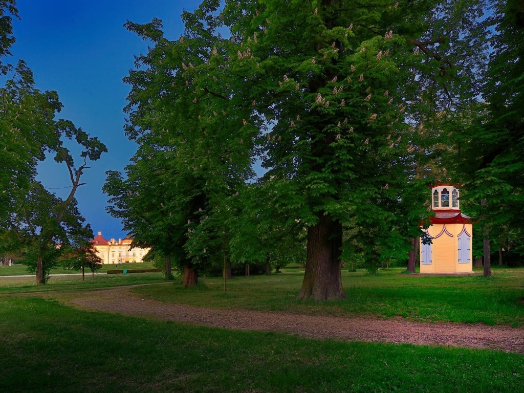 Zámecký park lemuje opravená zeď. Jižní část parku zdobí čínský altán 