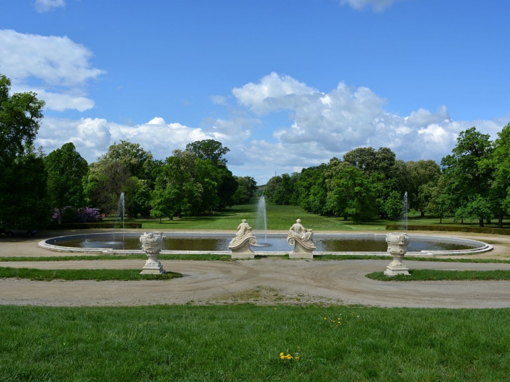 Obnovené barokní sochy ve Slavkově ničí turisté
