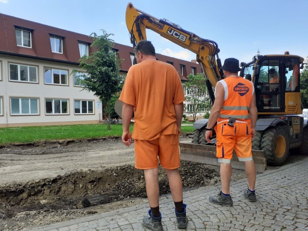 První etapa rekonstrukce Malinovského končí. Kvůli druhé se přemístí zastávka ke kostelu