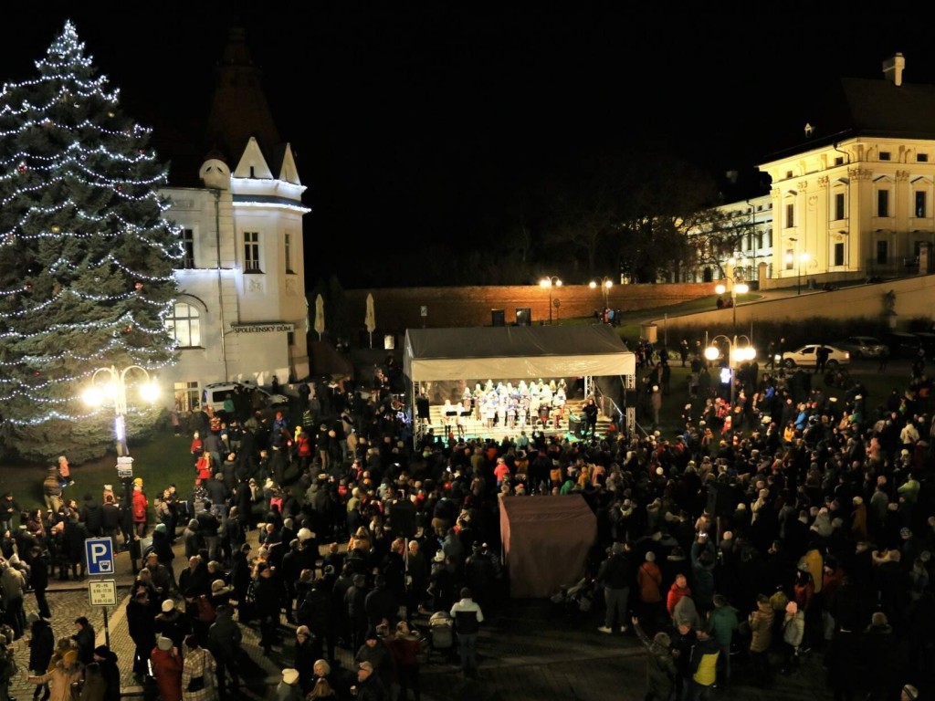 Začal advent. Vánoční strom rozsvítili i ve Slavkově u Brna