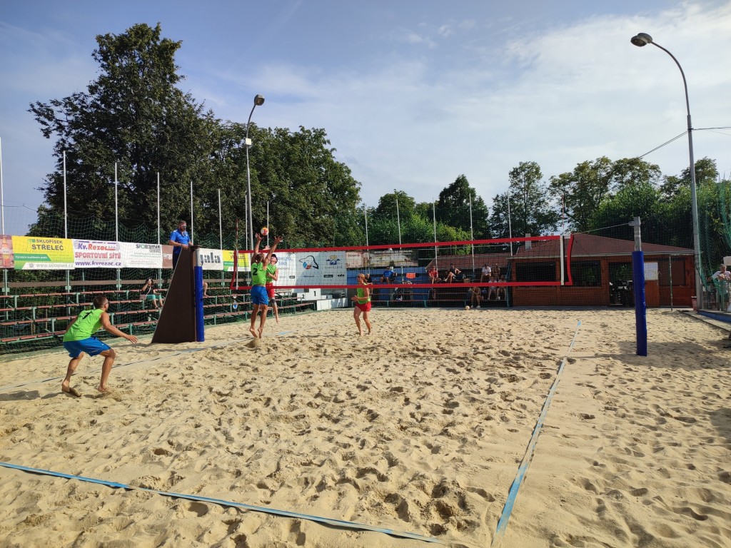 Ve Slavkově na koupališti zase řádili beachvolejbalisté