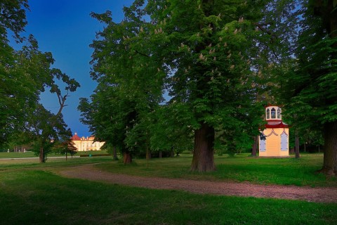 Zámecký park lemuje opravená zeď. Jižní část parku zdobí čínský altán 