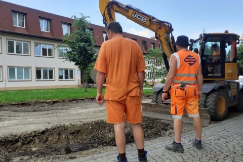 První etapa rekonstrukce Malinovského končí. Kvůli druhé se přemístí zastávka ke kostelu