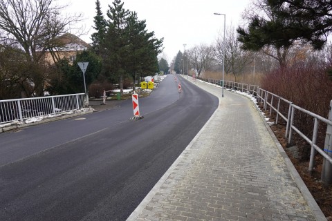 Silnice i chodník k nádraží jsou opravené