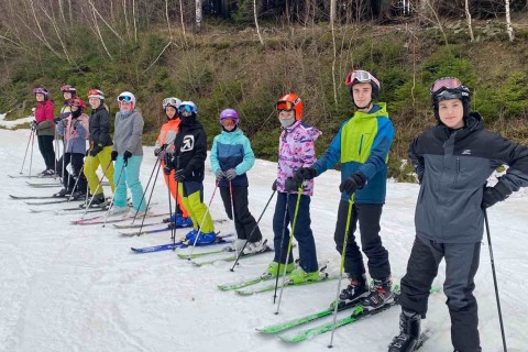 První část lyžařských kurzů v roce 2022 na ZŠ Komenského