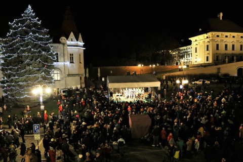 Začal advent. Vánoční strom rozsvítili i ve Slavkově u Brna