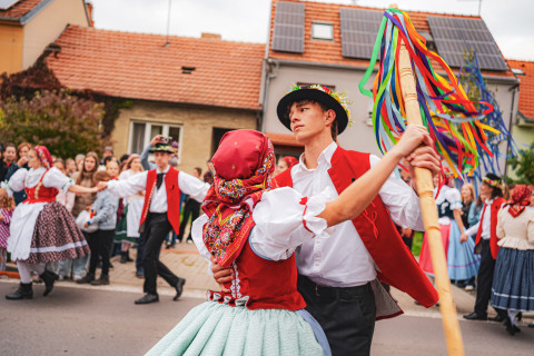 Slavkovký hody letos zkrášlil rekordní počet krojovaných párů