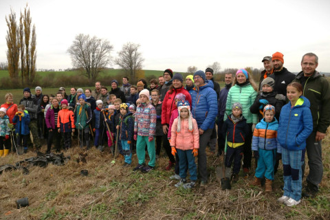 Skauti a myslivci pokračují ve výsadbě biokoridoru u Vážan