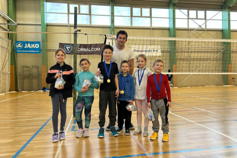 Úspěšné zahájení volejbalové sezóny mladých sportovců ze Slavkova